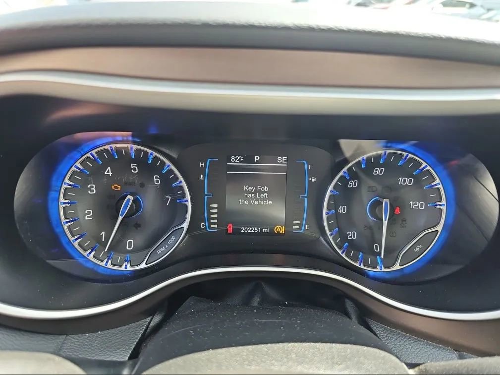 Used 2017 Chrysler Pacifica Touring w/ Tire & Wheel Group FWD image 7
