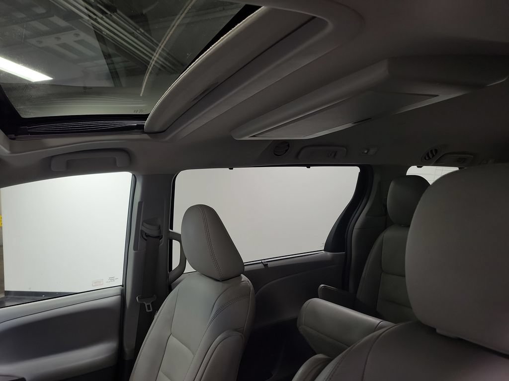 Used 2017 Toyota Sienna XLE Premium FWD image 15