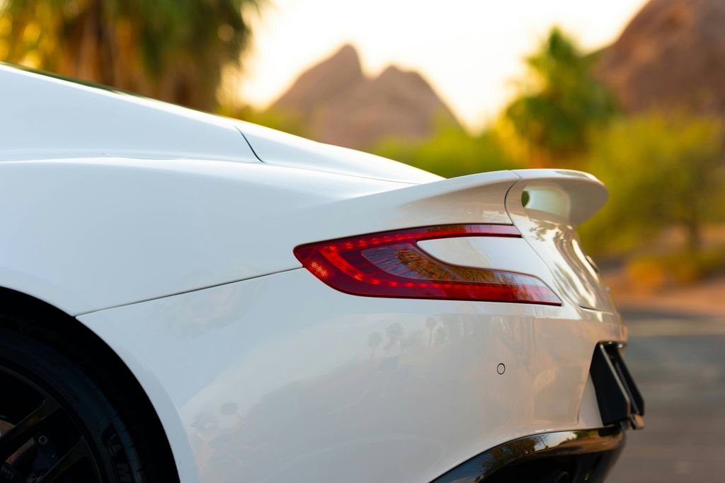 Used 2015 Aston Martin Vanquish Coupe image 9