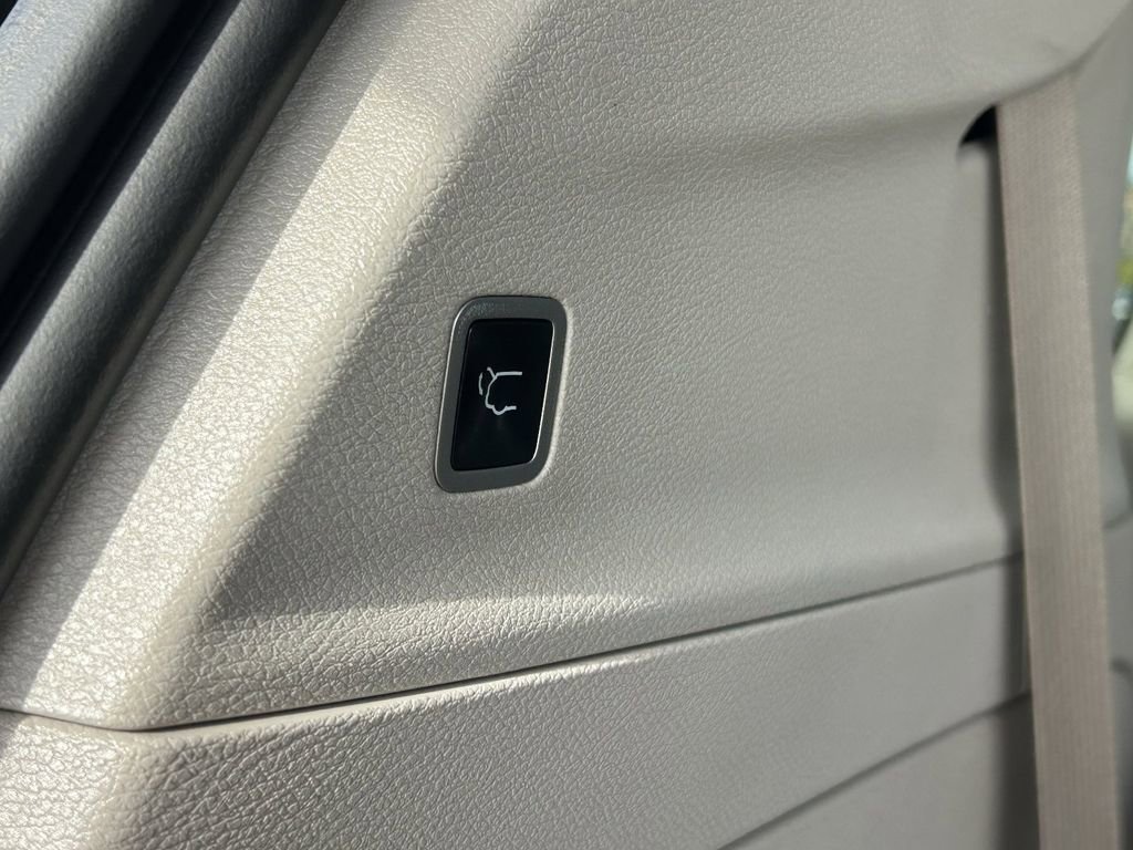 Used 2023 Chrysler Pacifica Touring-L image 14