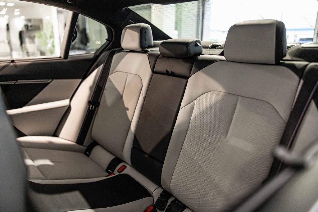 Used 2025 BMW M5 w/ Carbon Package image 31