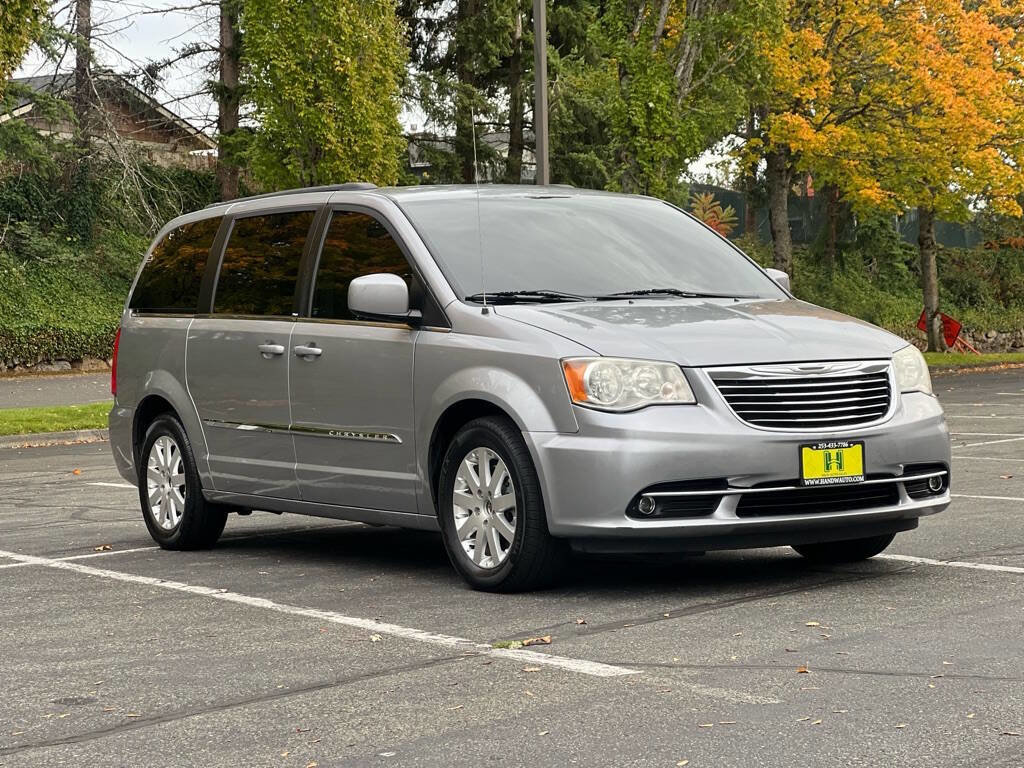 Used 2013 Chrysler Town & Country Touring image 7