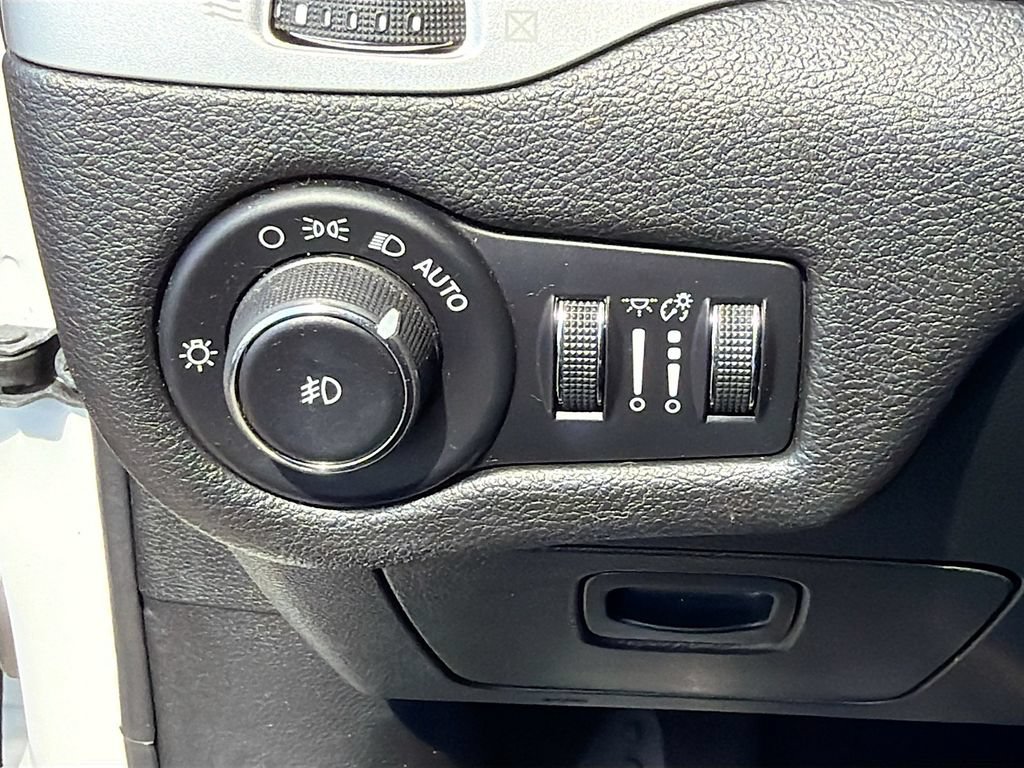 Used 2018 Jeep Cherokee Latitude Plus w/ Cold Weather Group FWD image 10