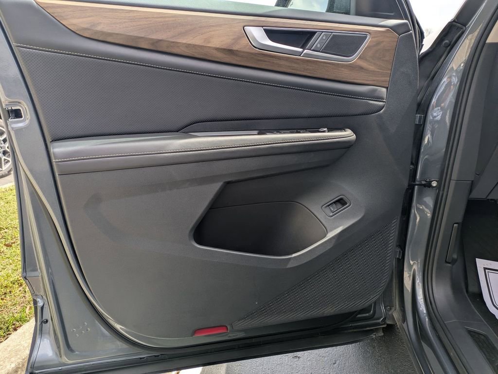 Used 2025 Volkswagen Atlas SE FWD image 11