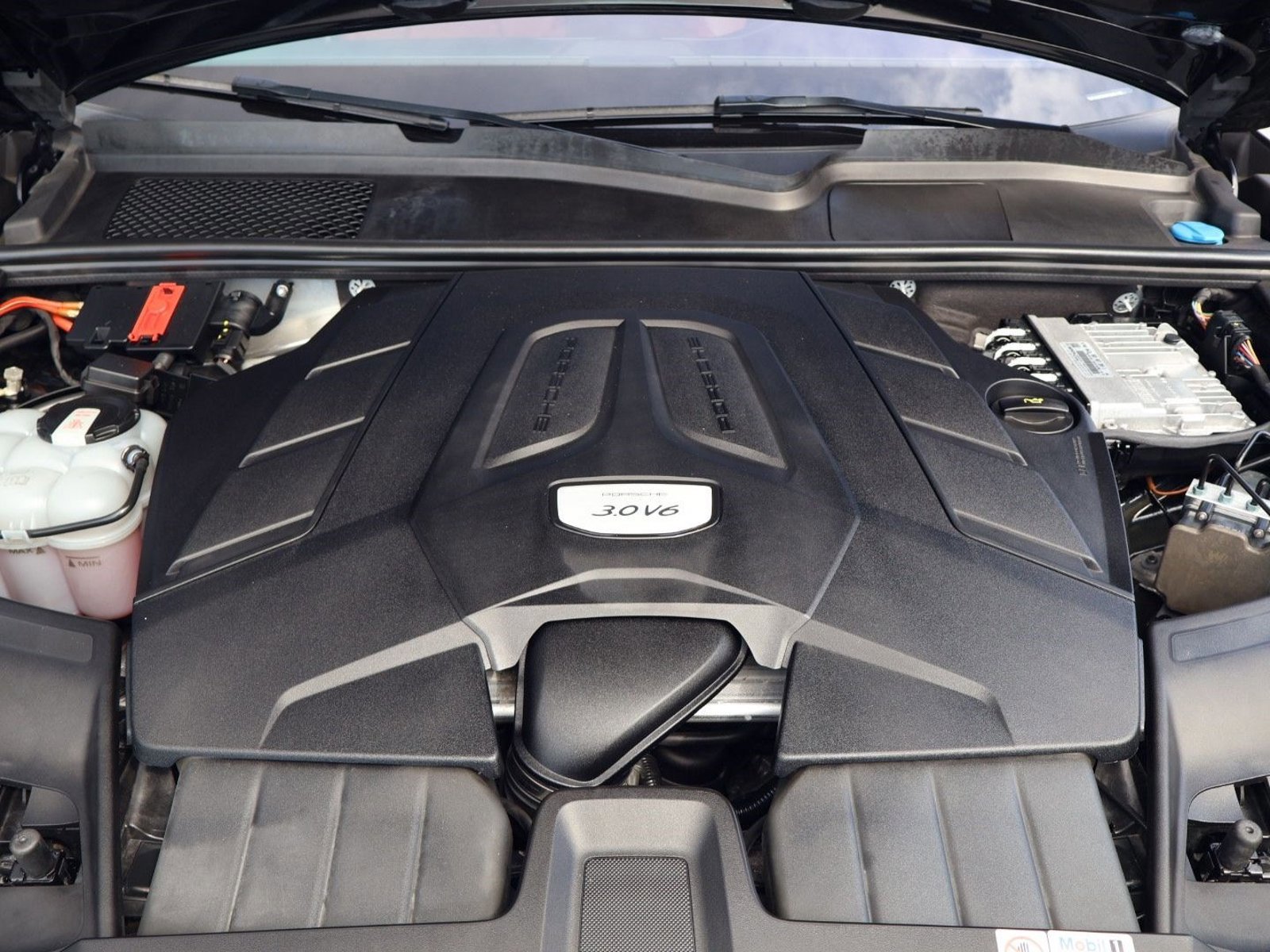 Certified 2023 Porsche Cayenne Platinum Edition w/ Premium Package Plus image 26