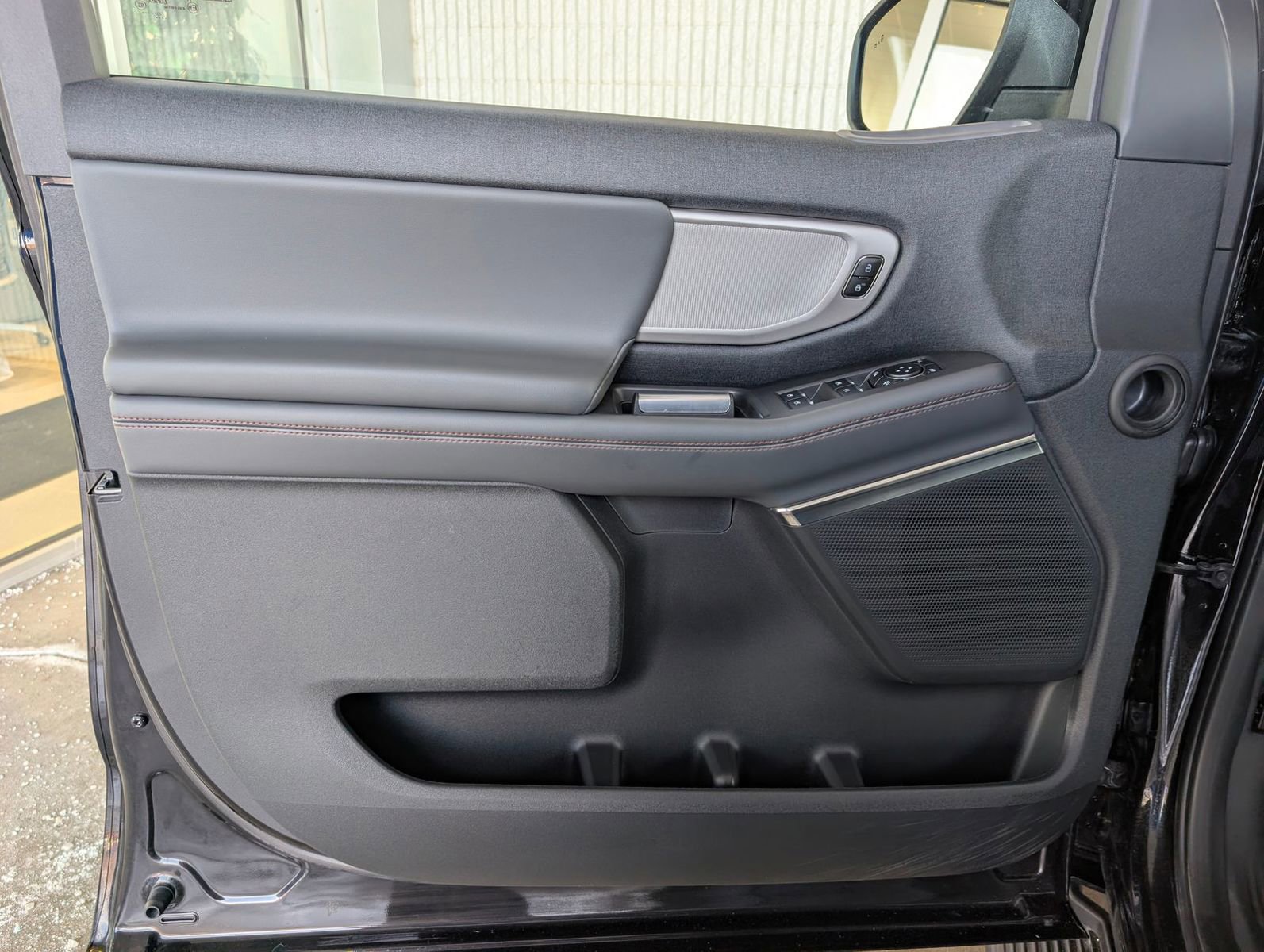 Used 2025 Ford Expedition Active image 8