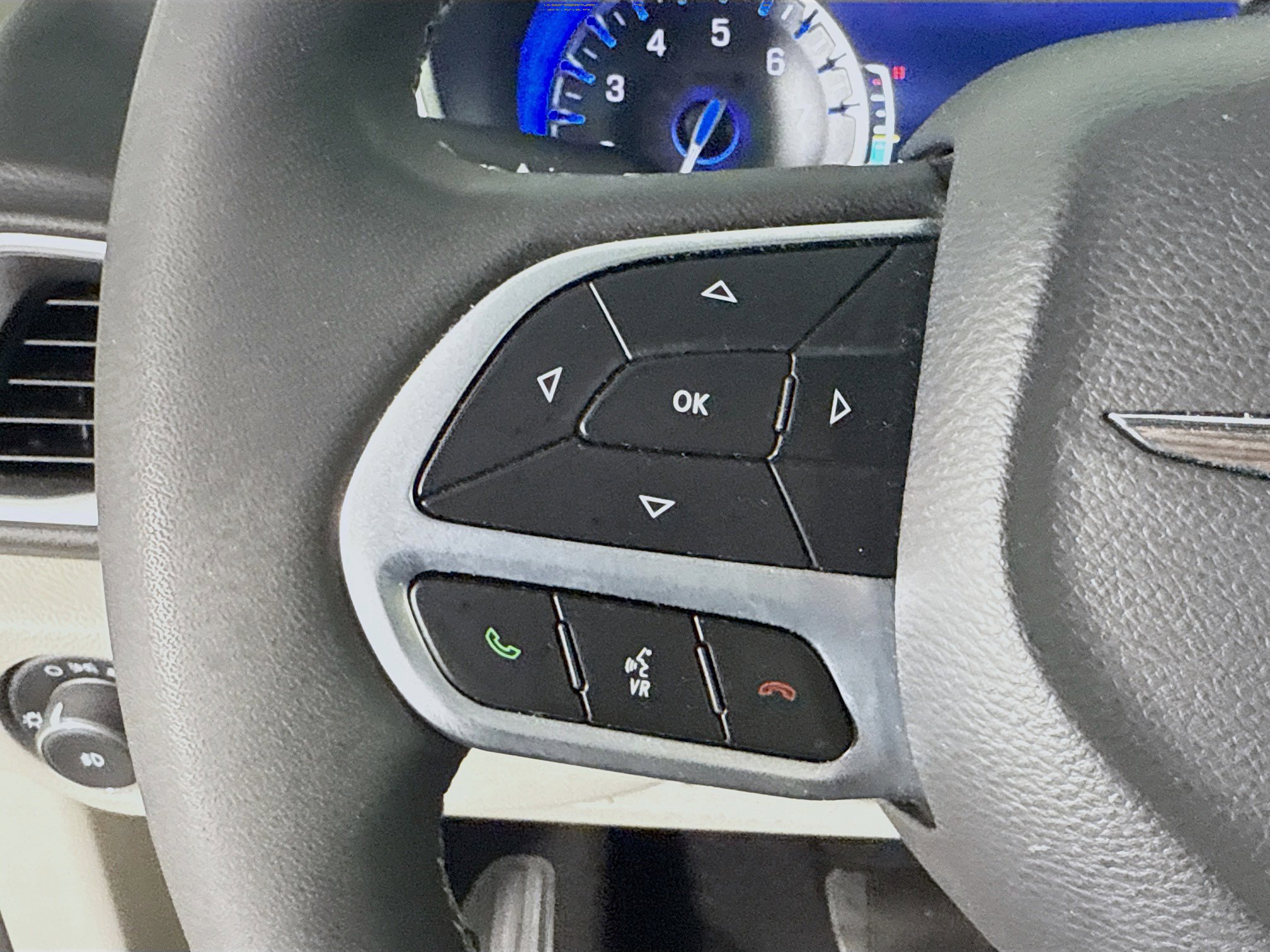 Used 2024 Chrysler Pacifica Touring-L image 14