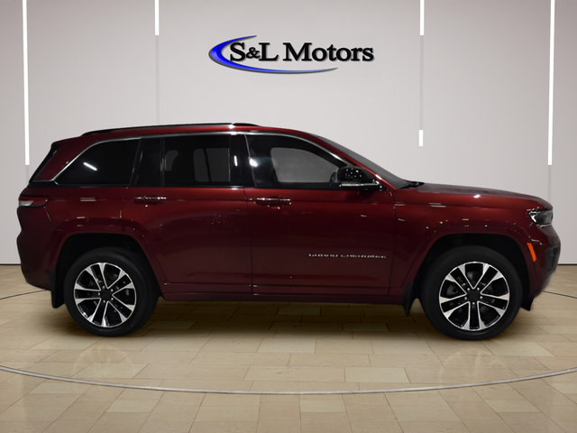 Used 2022 Jeep Grand Cherokee Overland w/ Luxury Tech Group IV AWD/4WD image 9