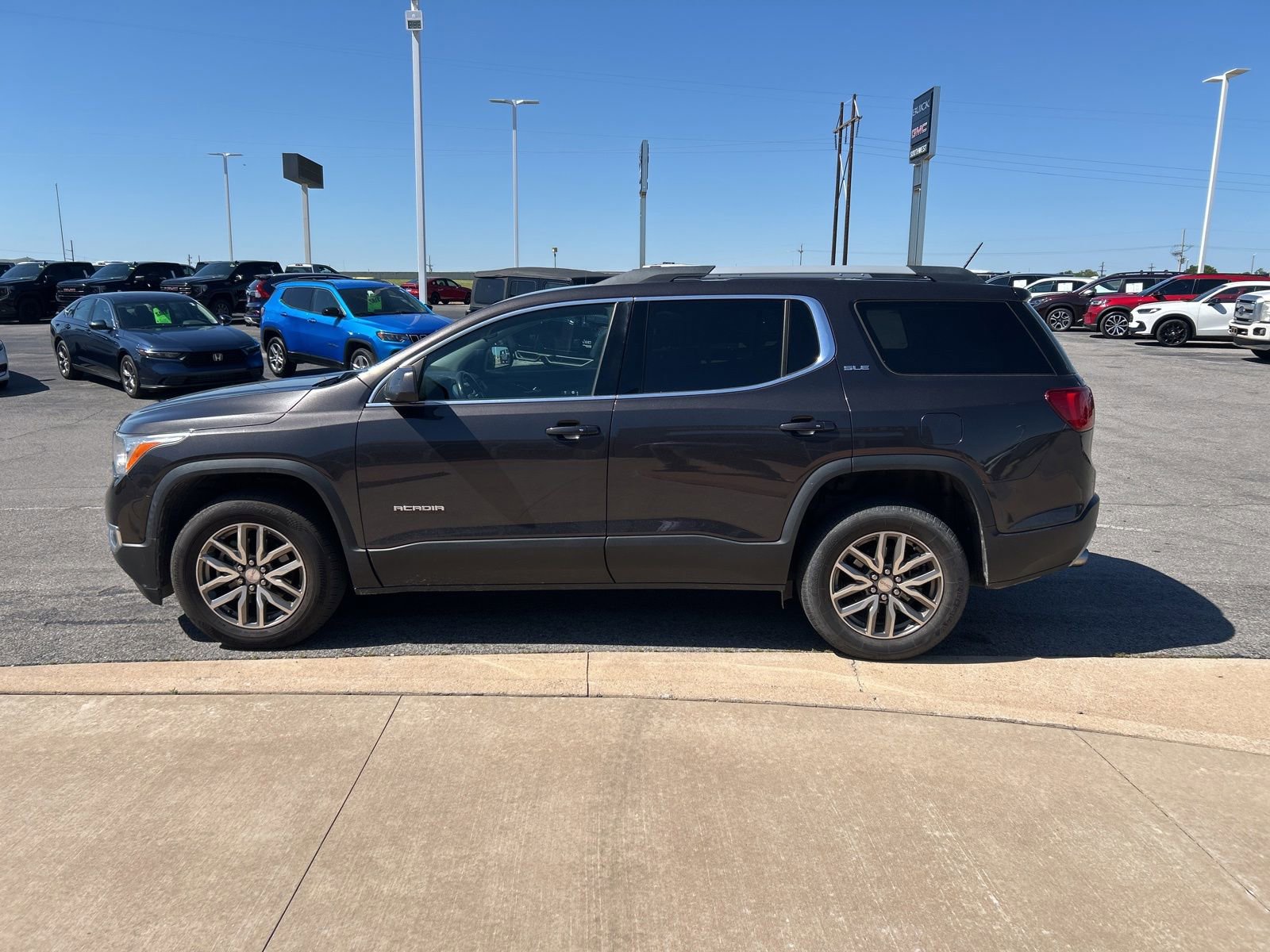 Used 2019 GMC Acadia SLE w/ LPO, Floor Liner Package FWD image 8