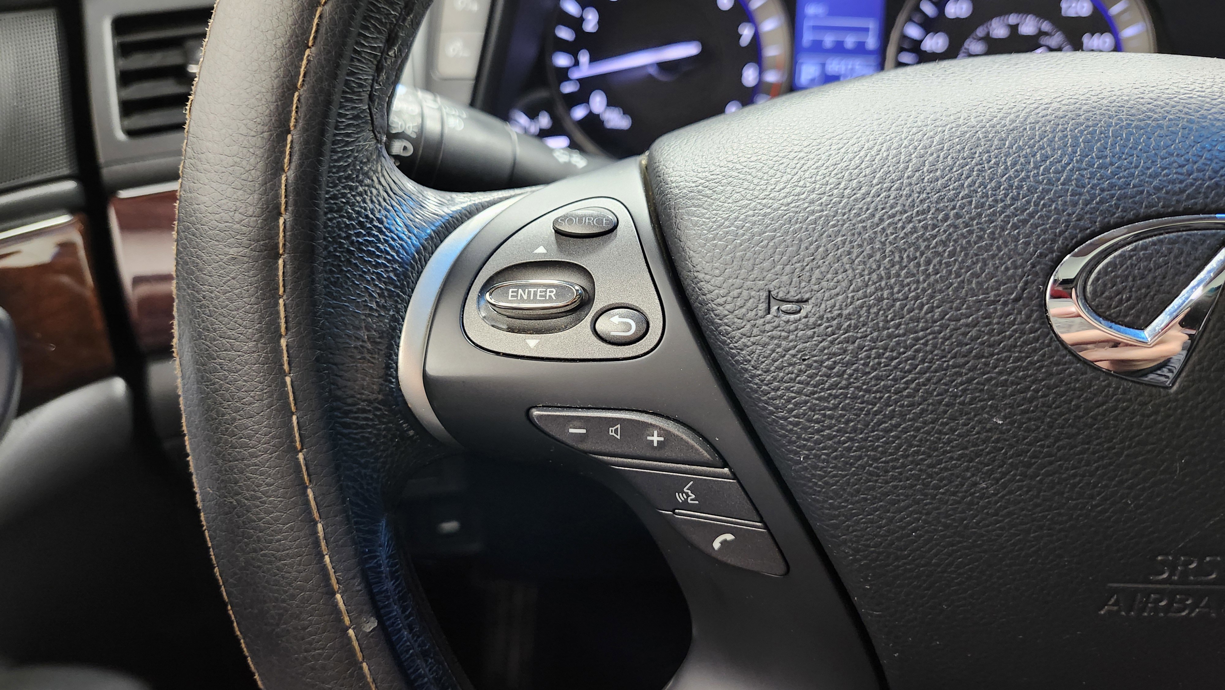 Used 2019 INFINITI Q70 Luxe image 38