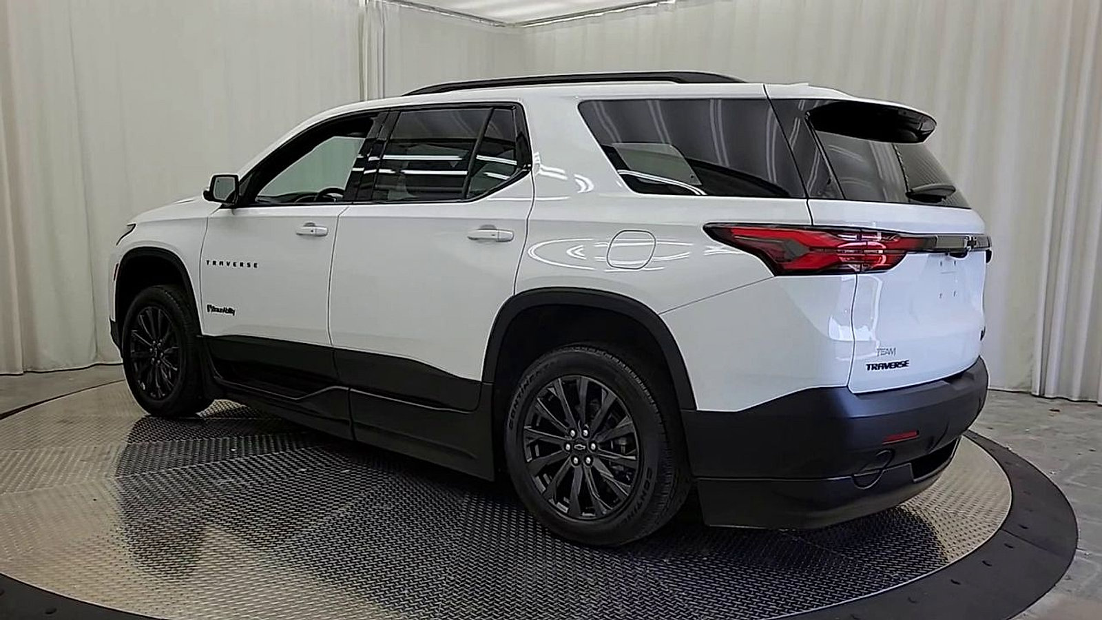 Used 2023 Chevrolet Traverse RS image 6