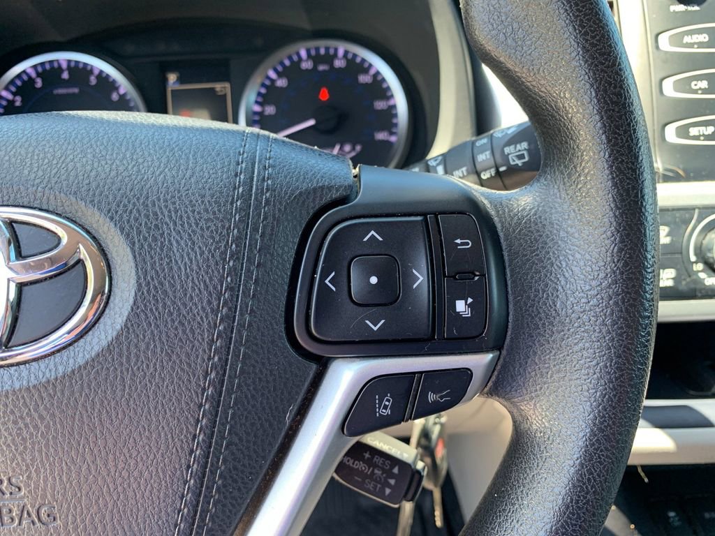 Used 2017 Toyota Highlander LE AWD/4WD image 31