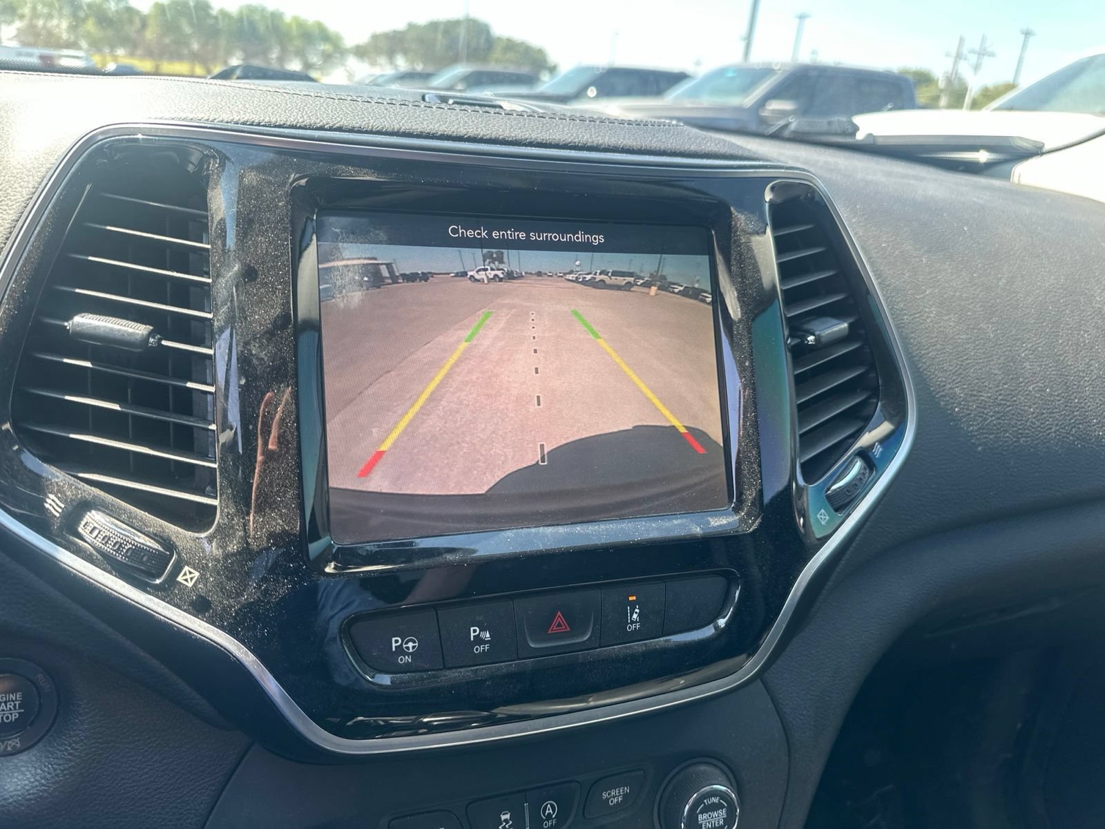 Used 2019 Jeep Cherokee Limited w/ Technology Group FWD image 11