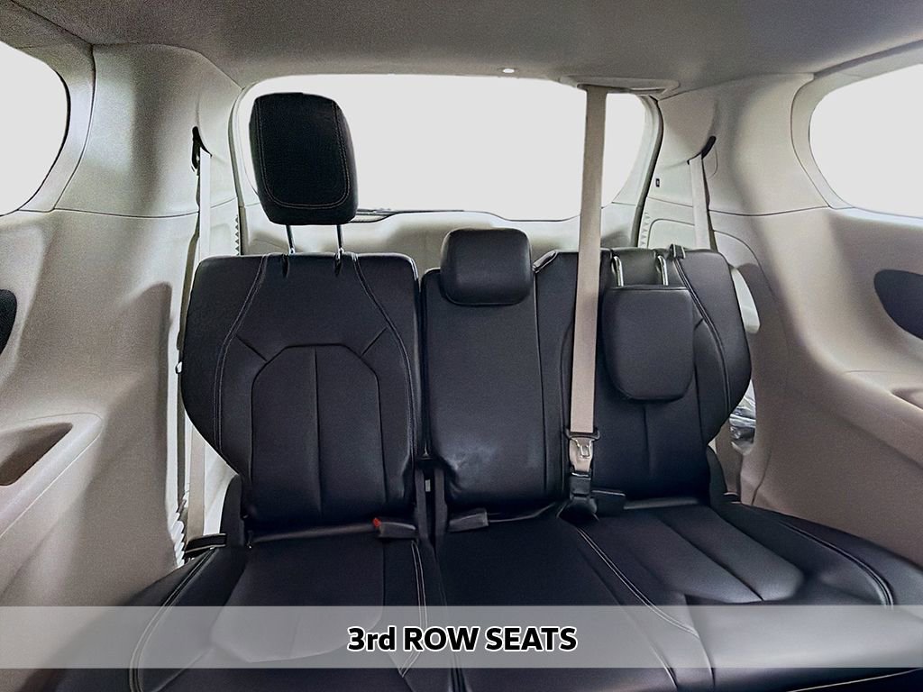 Used 2024 Chrysler Pacifica Touring-L image 6