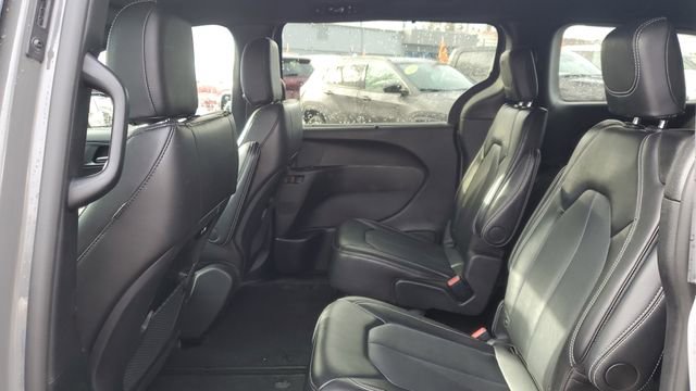 Certified 2025 Chrysler Pacifica Select image 25