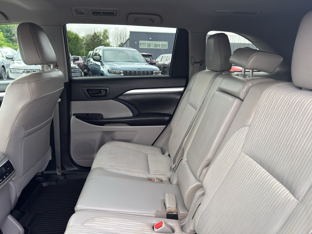 Used 2019 Toyota Highlander Plus AWD/4WD image 32