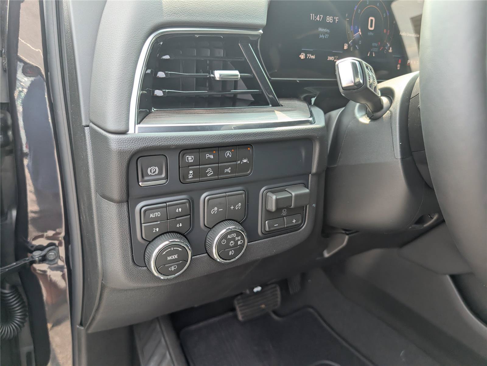 New 2026 Chevrolet Suburban Z71 w/ Z71 Off-Road Package AWD/4WD image 23