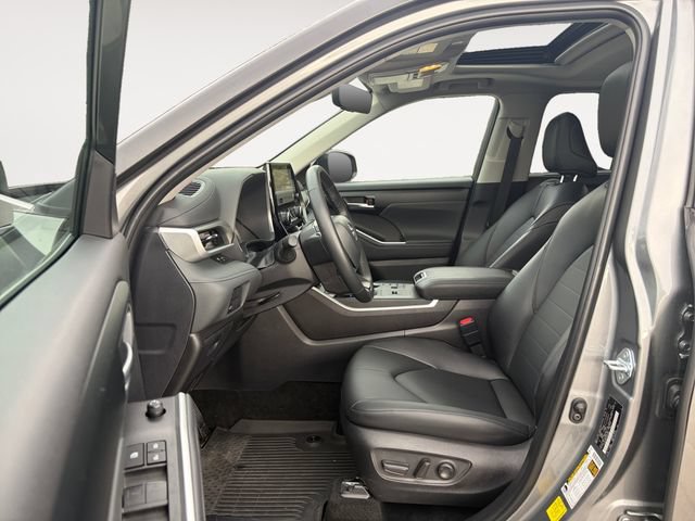 Used 2026 Toyota Highlander XLE AWD/4WD image 9