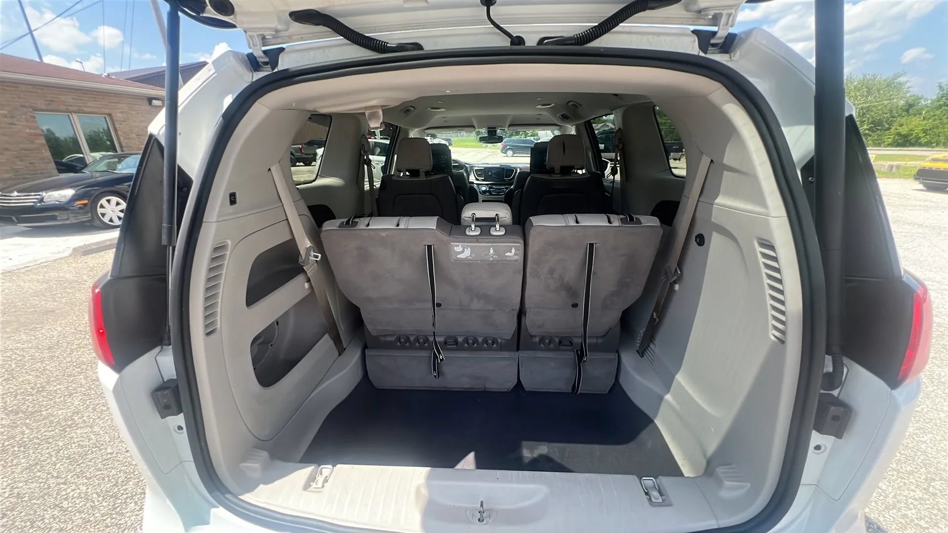 Used 2018 Chrysler Pacifica Touring-L Plus FWD image 17