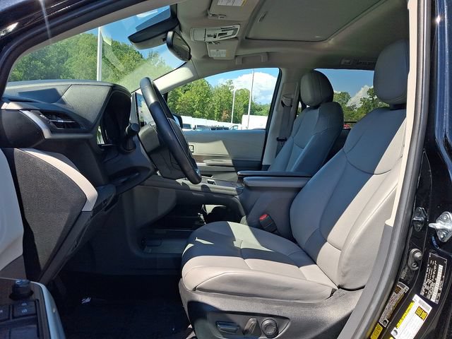 Used 2024 Toyota Sienna XLE FWD image 13