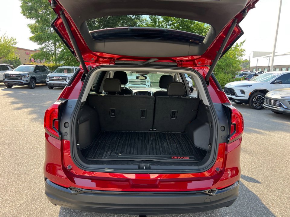 Used 2024 GMC Terrain SLE w/ Driver Convenience Package FWD image 15