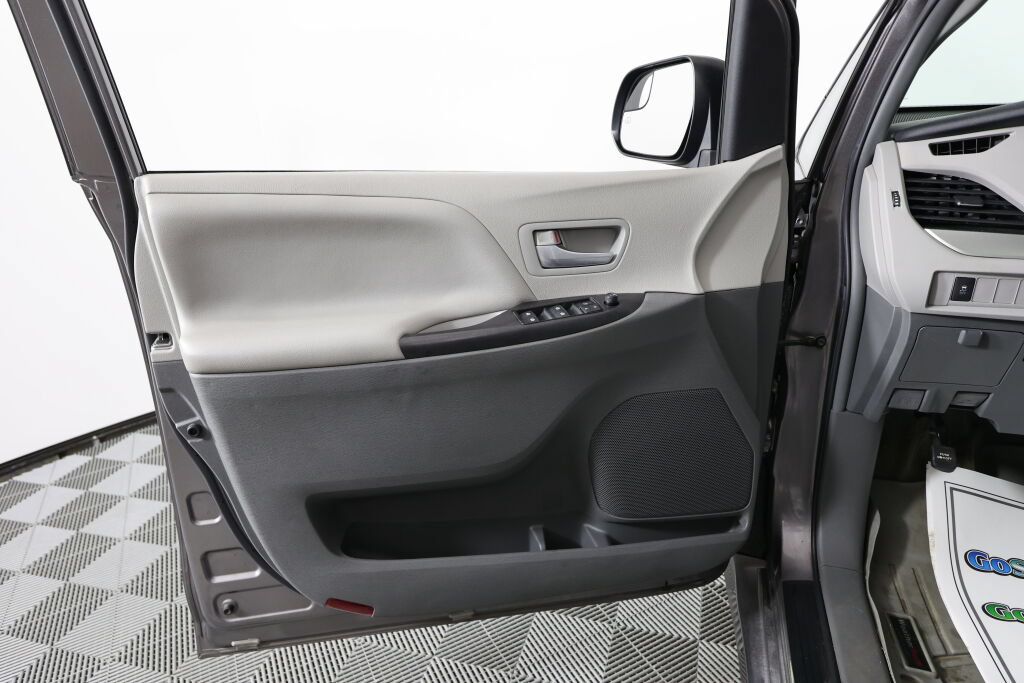 Used 2018 Toyota Sienna LE FWD image 12