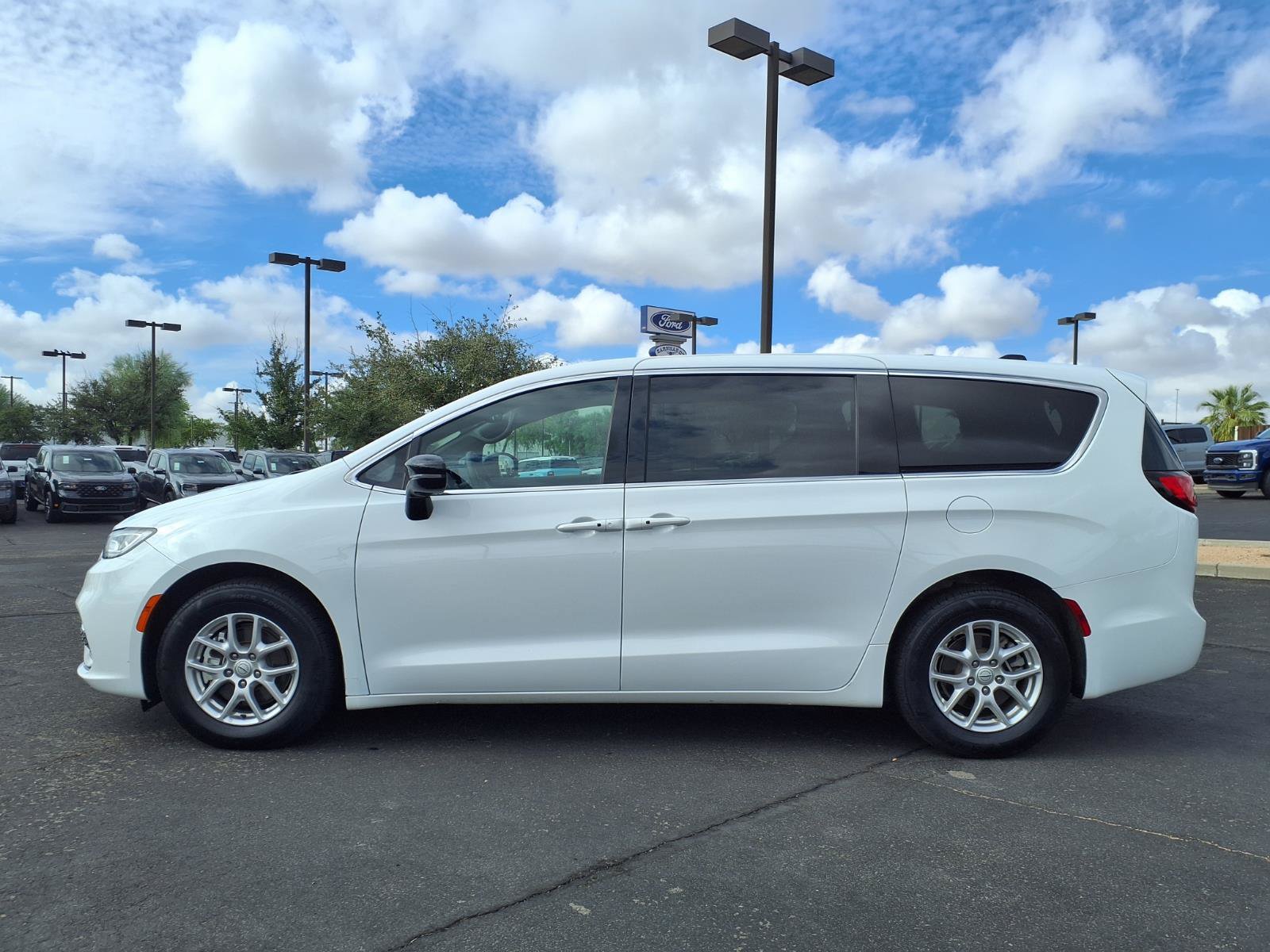 Used 2025 Chrysler Pacifica Select FWD image 3