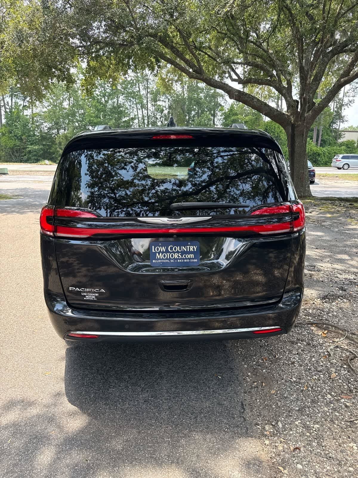 Used 2021 Chrysler Pacifica Touring-L w/ Premium & Safety Sphere Group FWD image 4