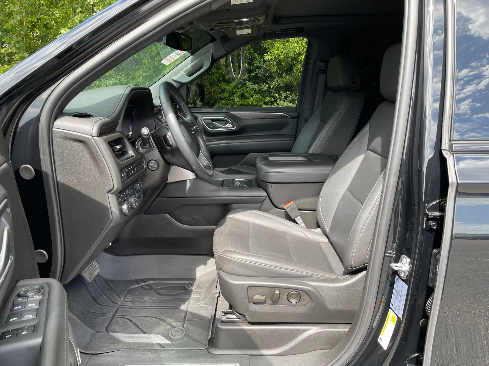 Used 2024 Chevrolet Suburban Z71 w/ Luxury Package AWD/4WD image 15