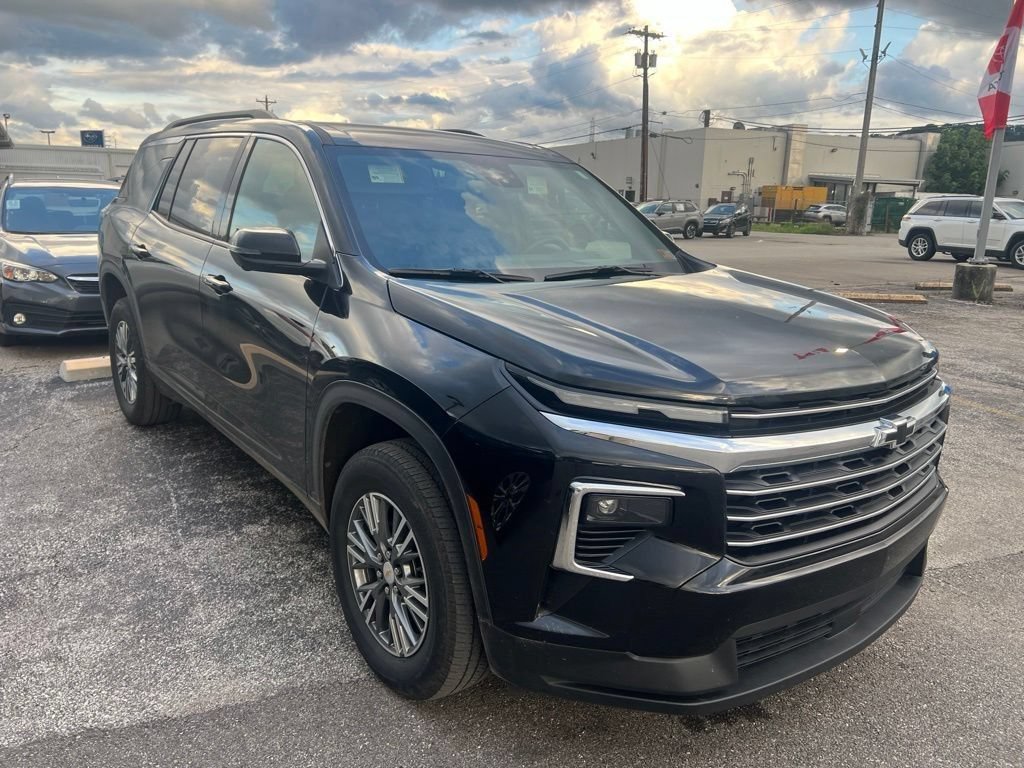 Used 2025 Chevrolet Traverse LT w/ Driver Confidence Package AWD/4WD image 4