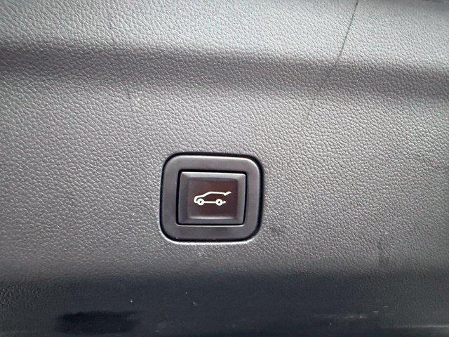 Certified 2022 GMC Yukon XL SLT w/ SLT Luxury Package AWD/4WD image 12