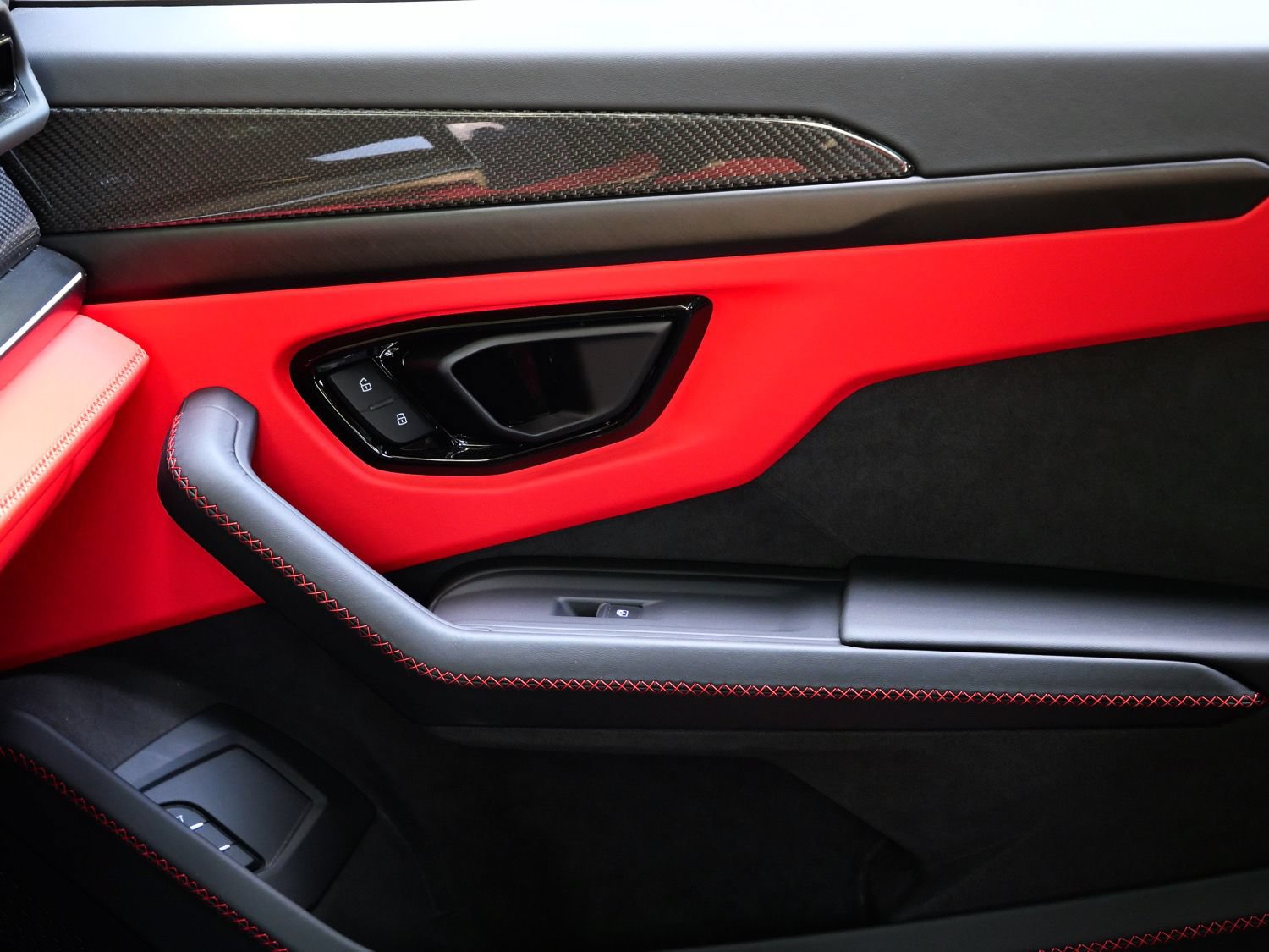 Used 2025 Lamborghini Urus S AWD/4WD image 16