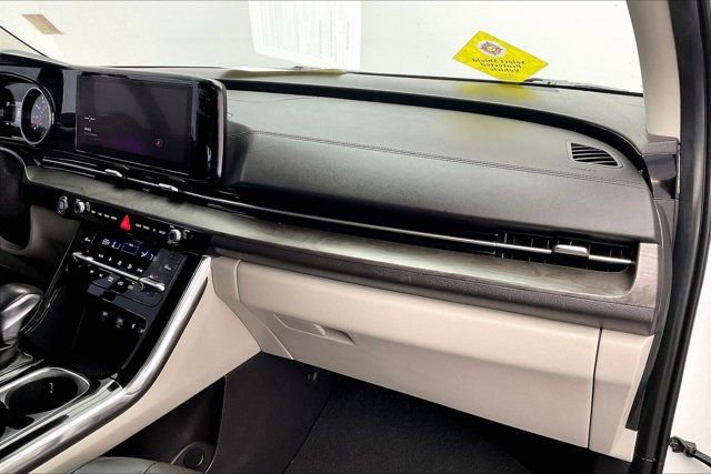 Used 2024 Kia Carnival EX image 16
