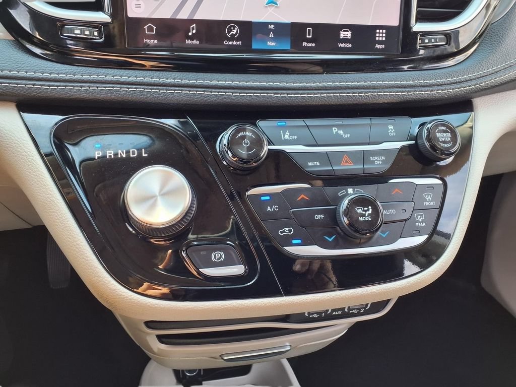 Used 2024 Chrysler Pacifica Limited FWD image 10