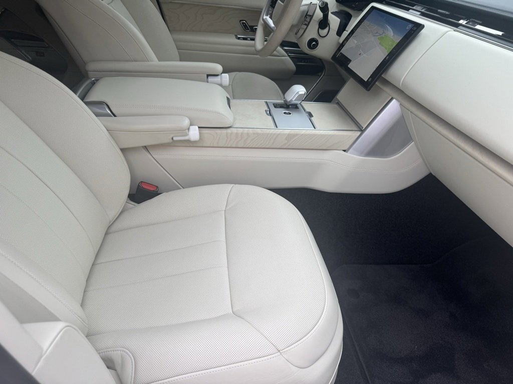 Used 2025 Land Rover Range Rover SV image 23