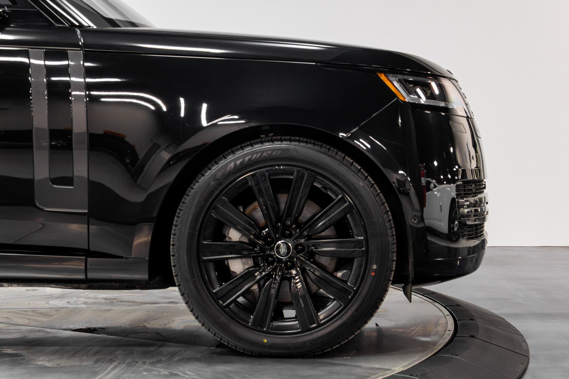 Used 2023 Land Rover Range Rover Long Wheelbase SE image 17