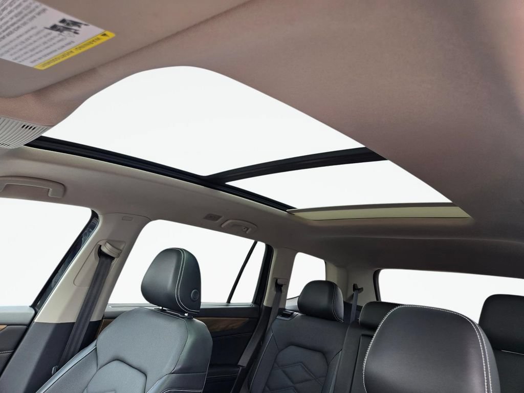 Used 2024 Volkswagen Atlas SE w/ Panoramic Sunroof Package FWD image 17