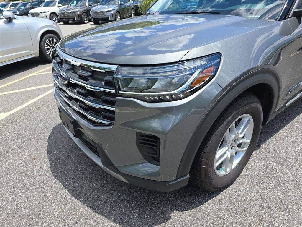Used 2025 Ford Explorer Active AWD/4WD image 9
