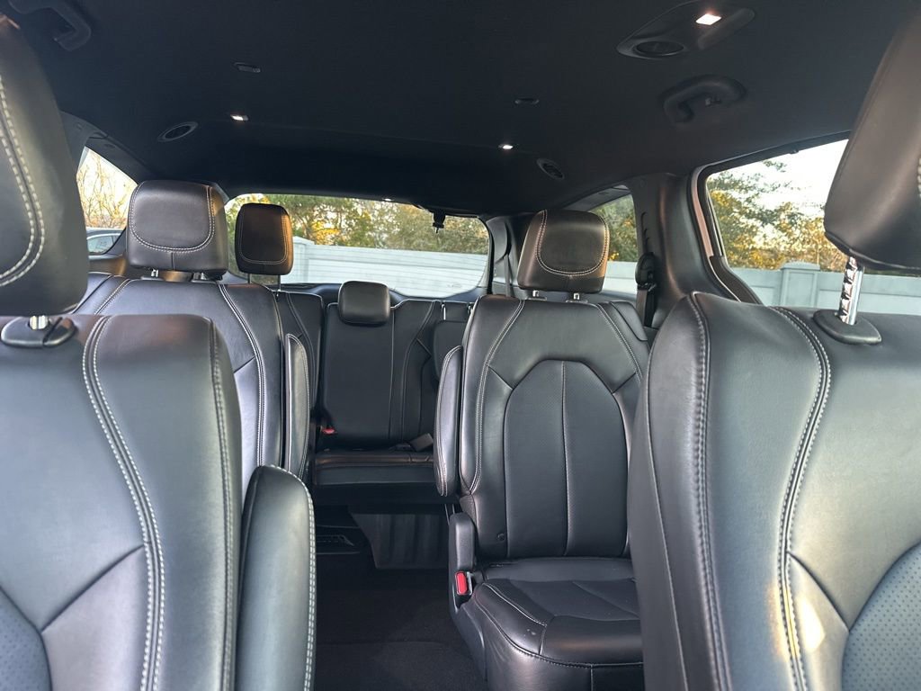 Used 2025 Chrysler Pacifica Select image 13