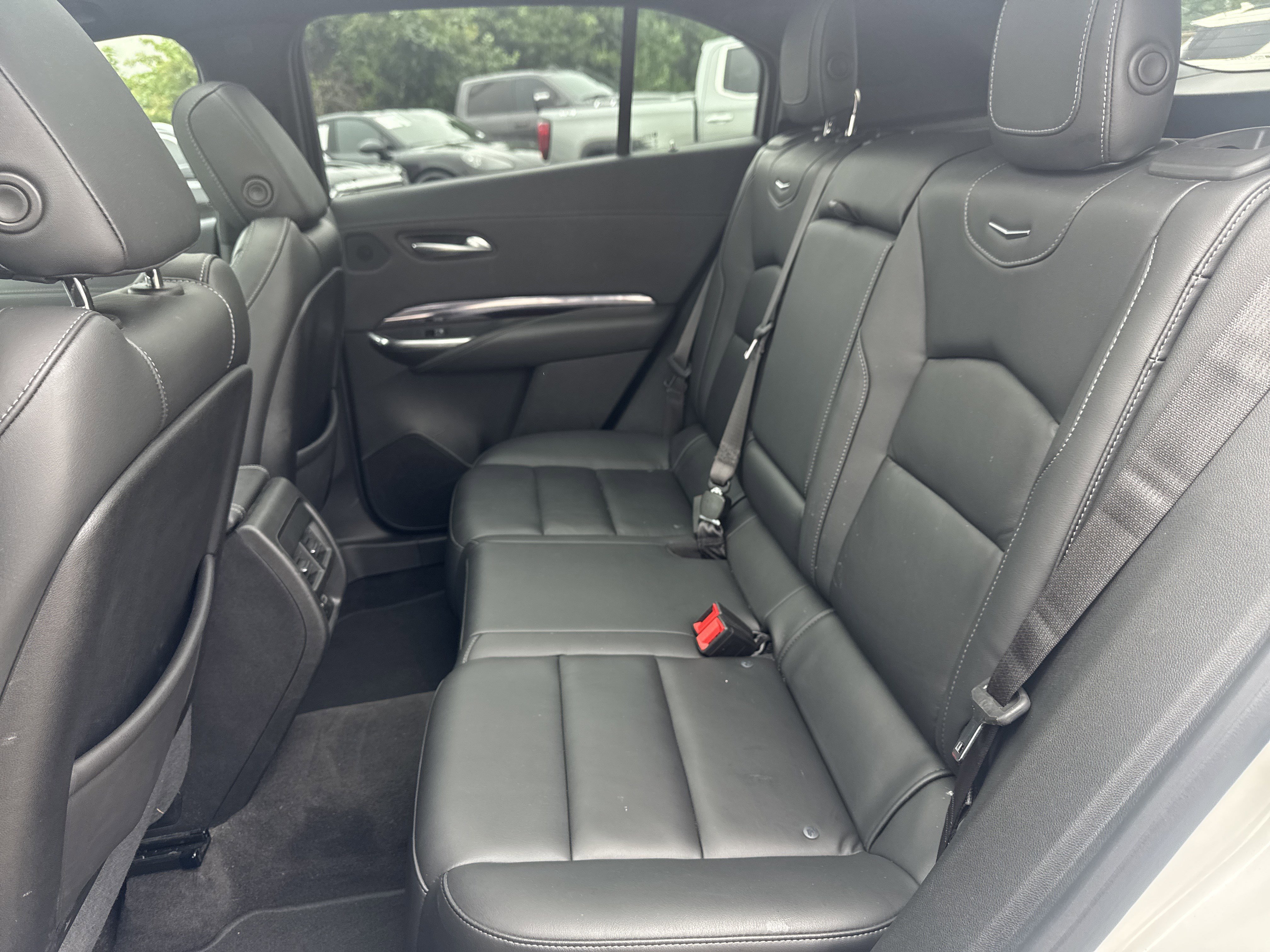 Used 2023 Cadillac XT4 Luxury w/ Cold Weather Package FWD image 9