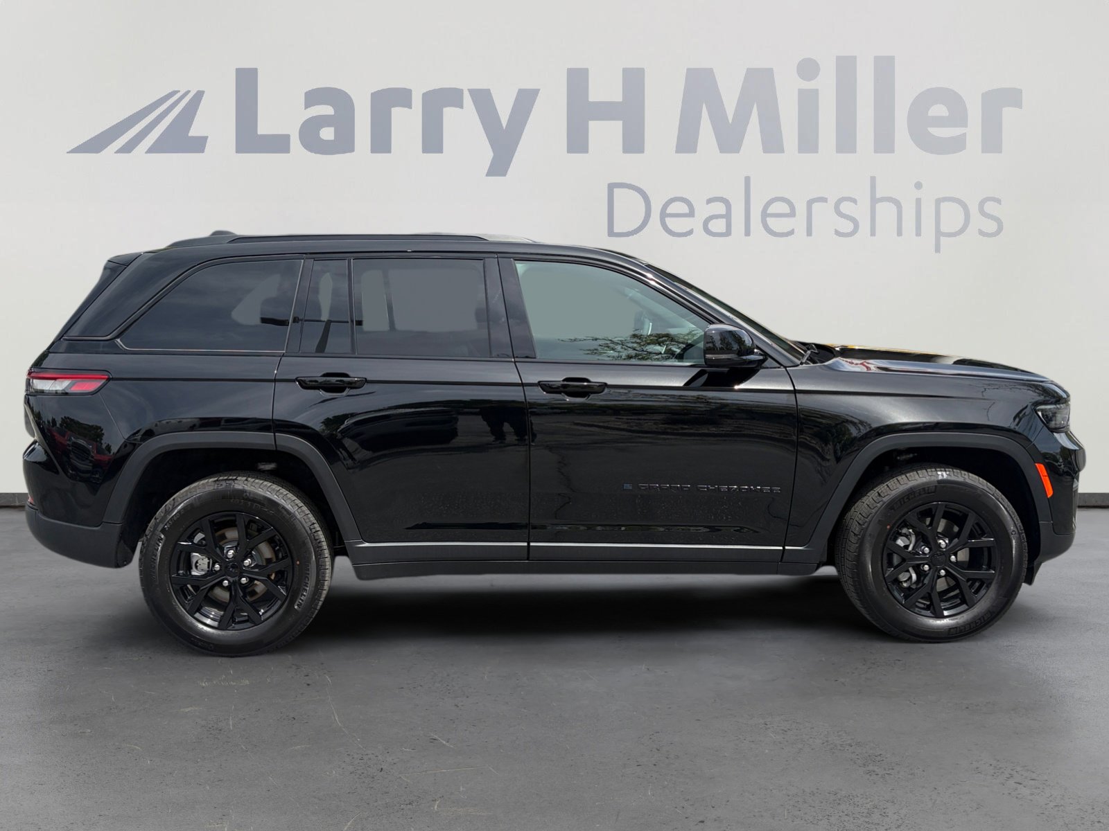 Used 2025 Jeep Grand Cherokee Altitude image 6