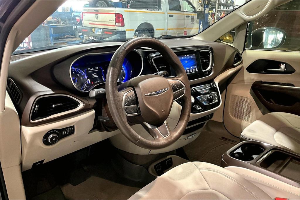 Used 2020 Chrysler Pacifica Touring w/ Tire & Wheel Group image 10