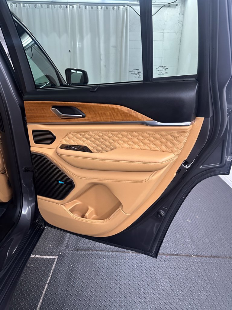 Used 2023 Jeep Grand Cherokee Summit AWD/4WD image 33