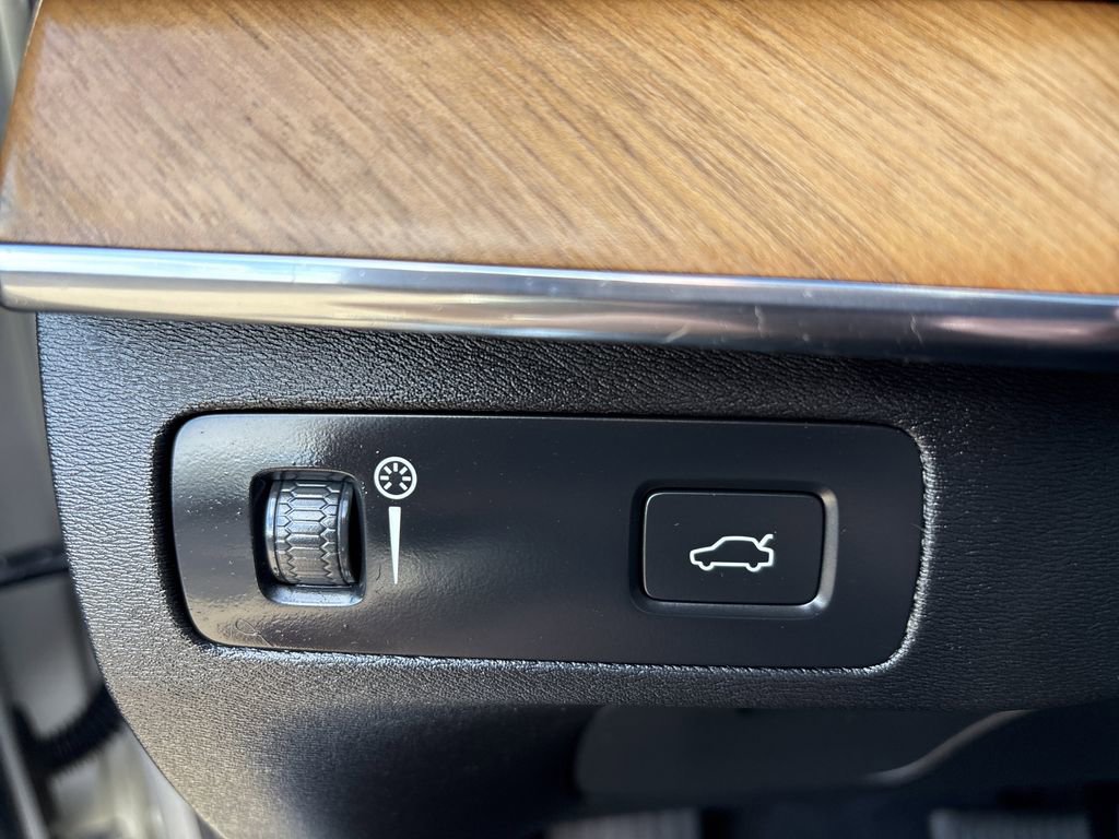 Used 2021 Volvo XC90 T6 Momentum w/ Advanced Package image 13