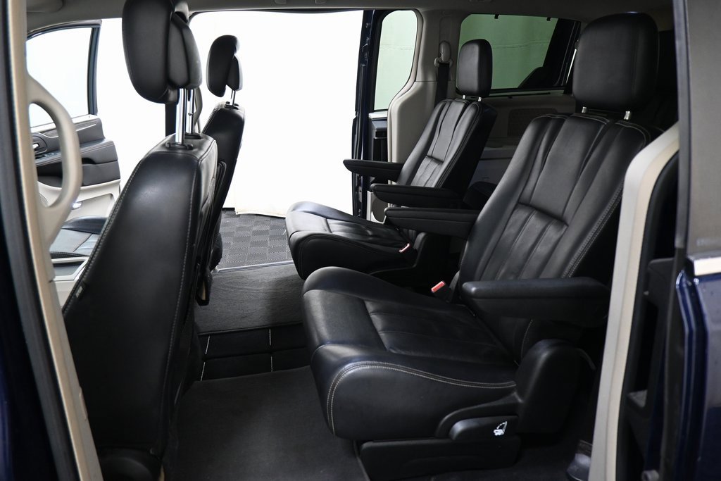Used 2013 Chrysler Town & Country Touring image 11