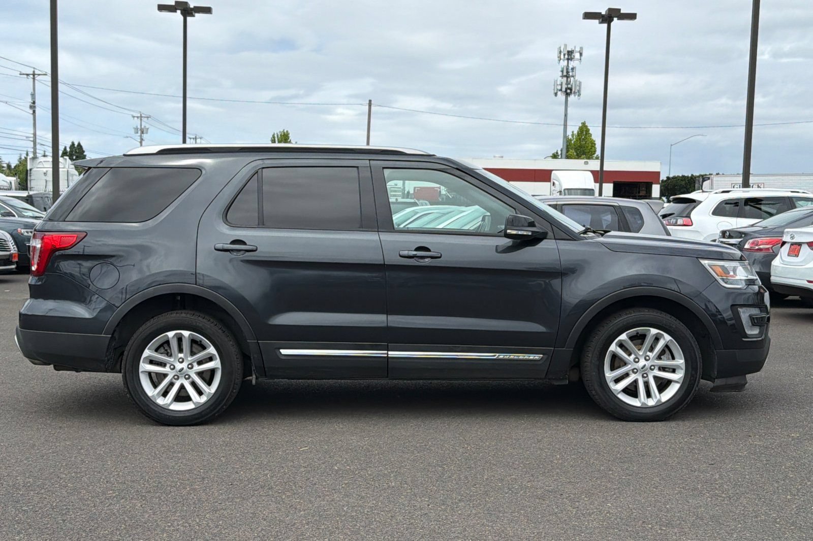 Used 2017 Ford Explorer XLT FWD image 3