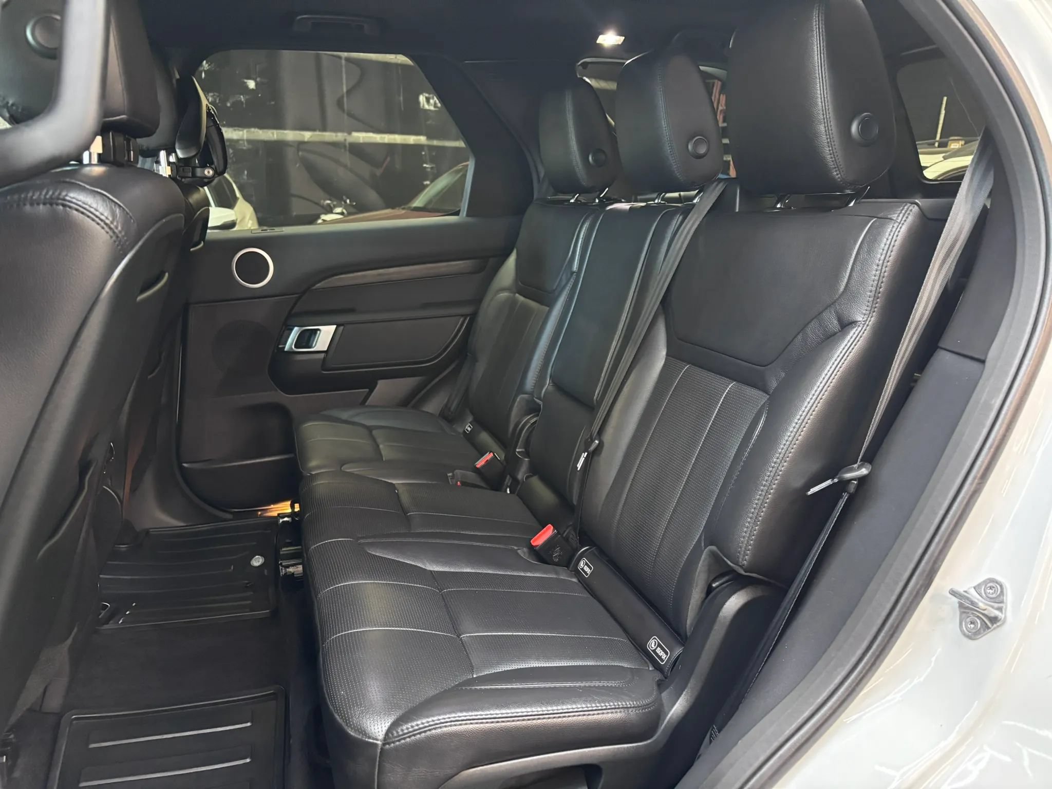 Used 2018 Land Rover Discovery HSE AWD/4WD image 21
