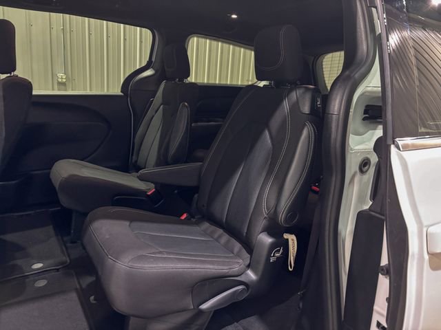 Used 2023 Chrysler Pacifica Touring image 22