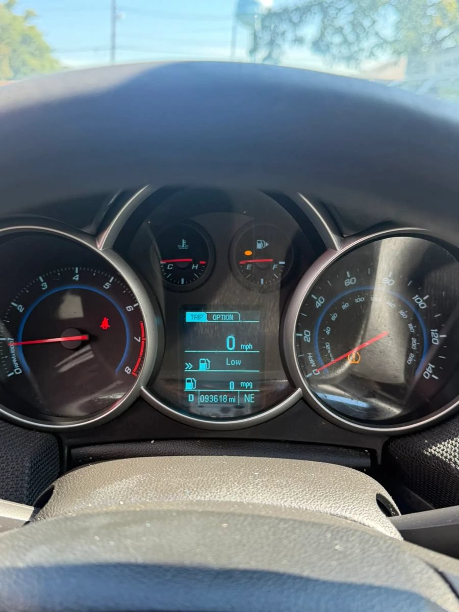 Used 2015 Chevrolet Cruze LT w/ Technology Package FWD image 11