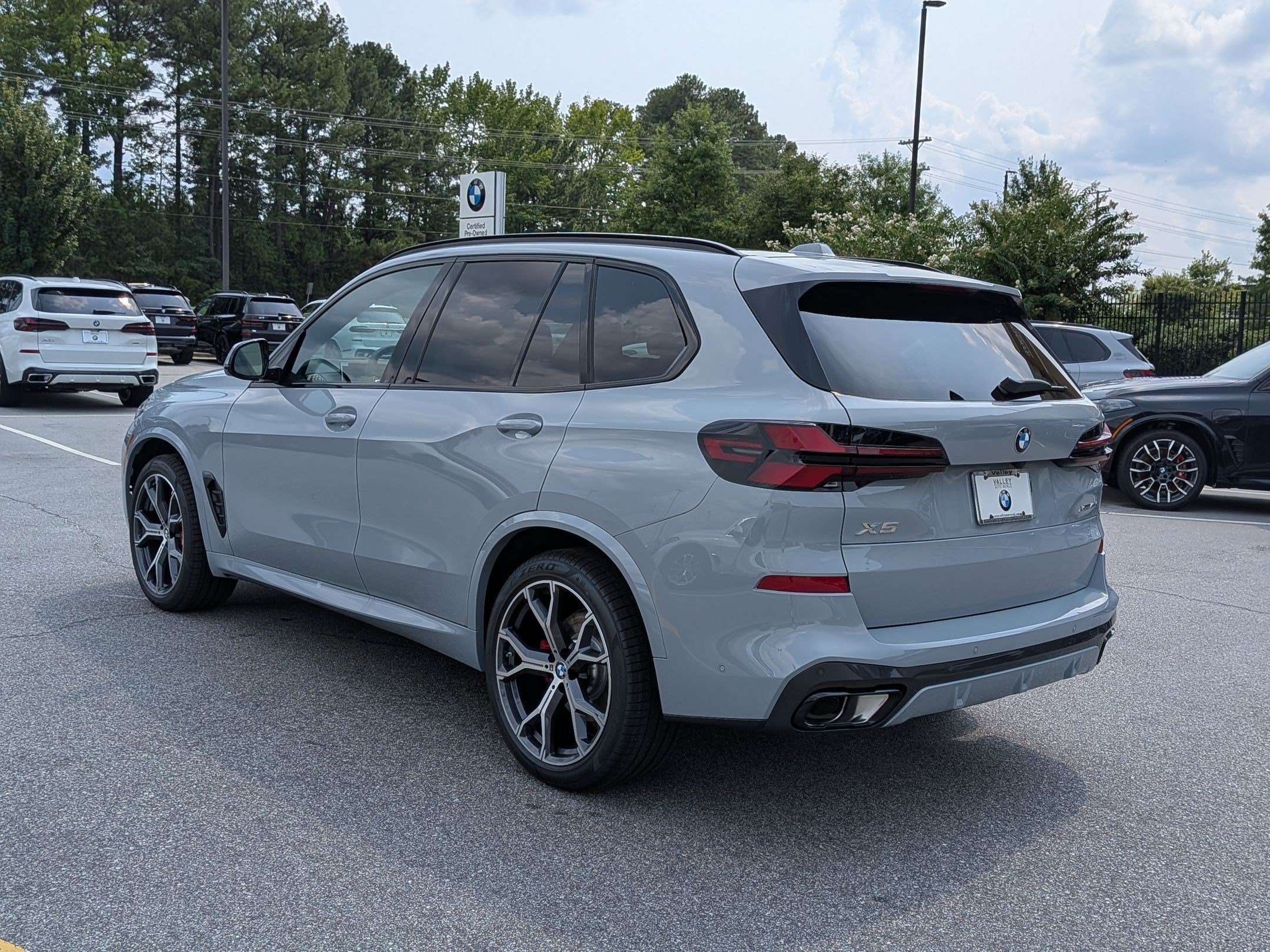 New 2026 BMW X5 xDrive40i w/ M Sport Package AWD/4WD image 5